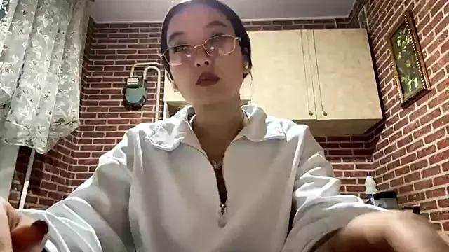 EmmaLeexth from StripChat