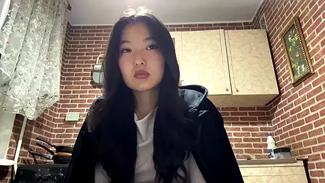 EmmaLeexth from StripChat is Freechat