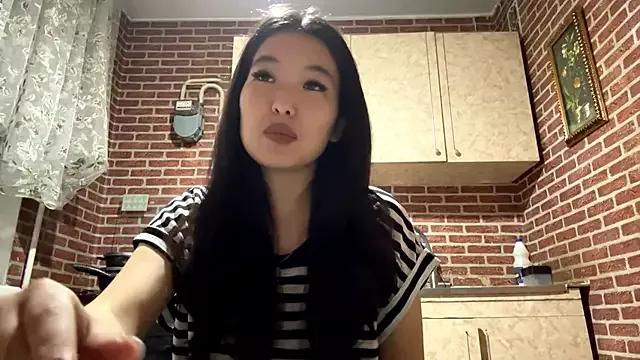 EmmaLeexth from StripChat