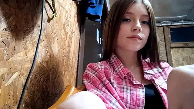 EmmaLuxury18 from StripChat