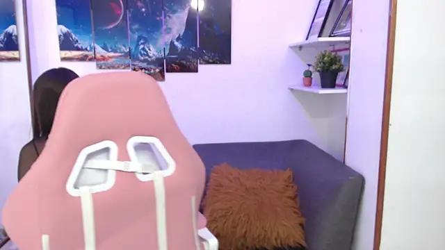 EmmaMyerss_ from StripChat