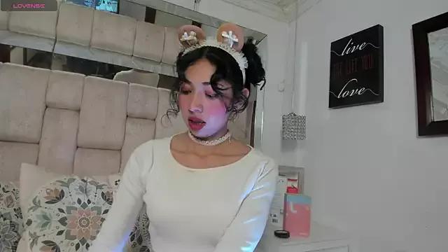 Emmaskinny from StripChat is Freechat