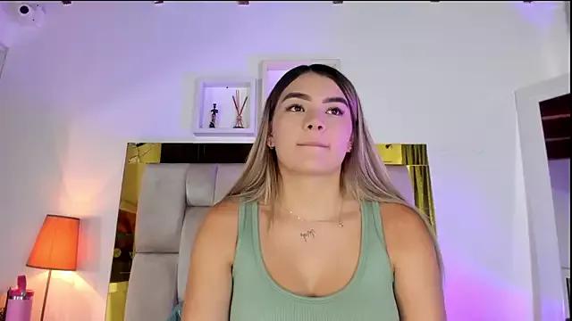 emmy_r from StripChat