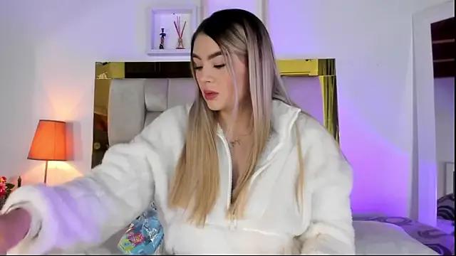 emmy_r from StripChat