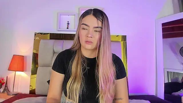 emmy_r from StripChat