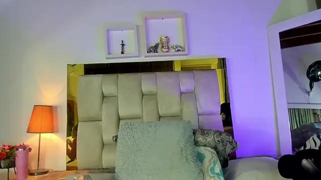 emmy_r from StripChat