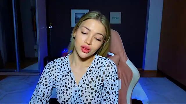 EmmyMills from StripChat