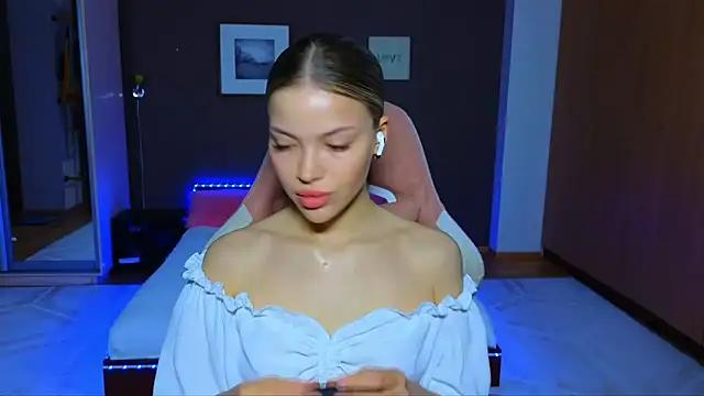 EmmyMills from StripChat