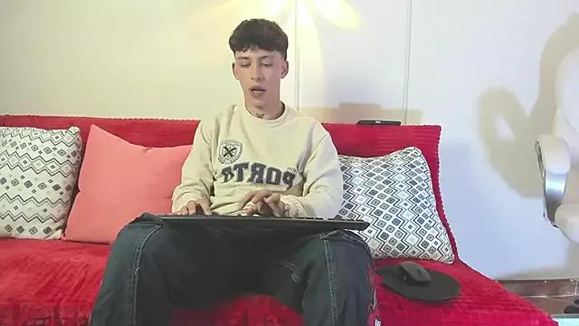Erik_leon from StripChat is Freechat
