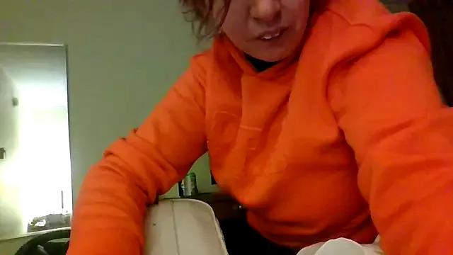 erinSmiles from StripChat is Freechat
