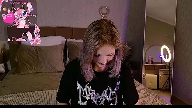 EsmeMayhem from StripChat is Freechat
