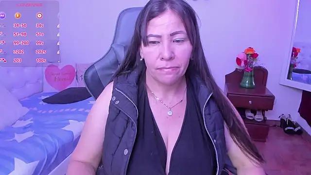 esmeralda_milf from StripChat