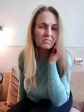 Evelina_cute from StripChat