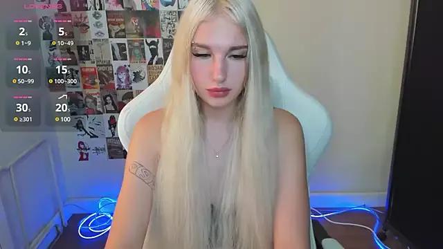 EvelinaLuu from StripChat is Freechat
