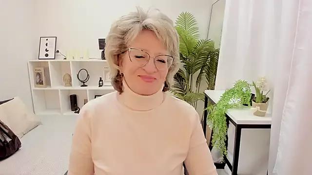 EvelynJoyful from StripChat