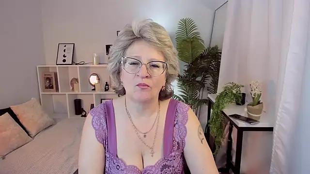 EvelynJoyful from StripChat