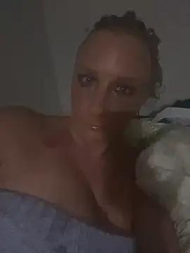 Everlyrose27 from StripChat