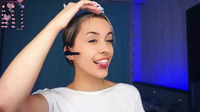 FannyHewson from StripChat