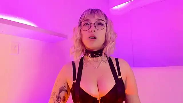 Gloomydoll from StripChat