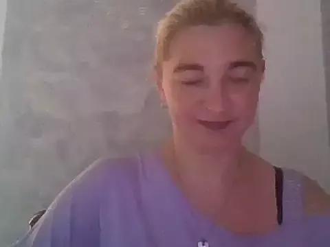 GoldenAngelMilf from StripChat is Freechat