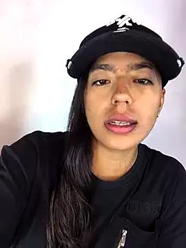 GoldenLaura from StripChat is Freechat