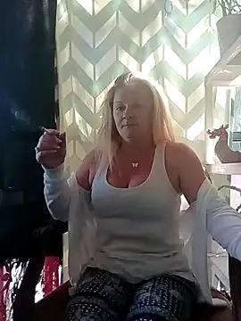 Goldenndoll from StripChat is Freechat