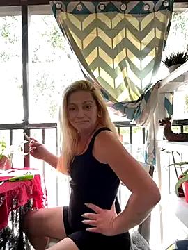 Goldenndoll from StripChat is Freechat
