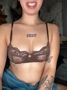 GoodGirlSarahxx from StripChat is Freechat