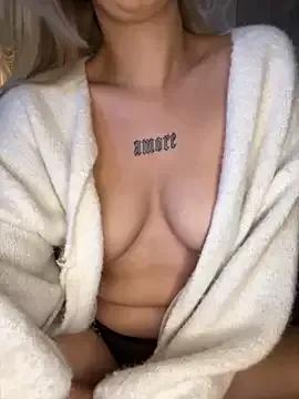 GoodGirlSarahxx from StripChat is Freechat