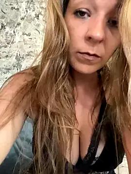GoodWifeLillyy from StripChat