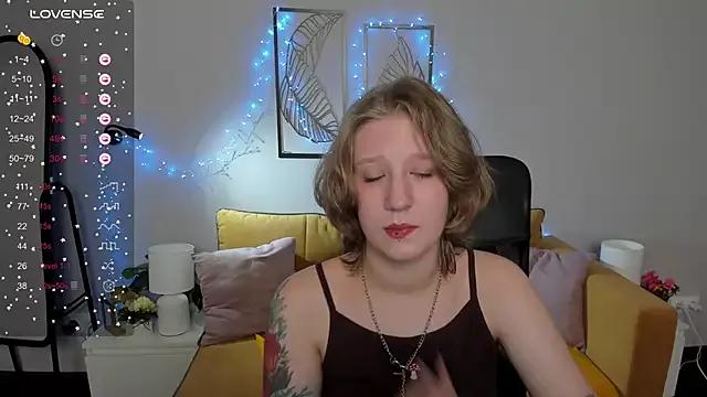 Hailey_Foxy from StripChat is Freechat