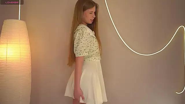 HaileyQueeen_ from StripChat is Freechat
