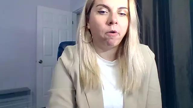 HappyIva from StripChat