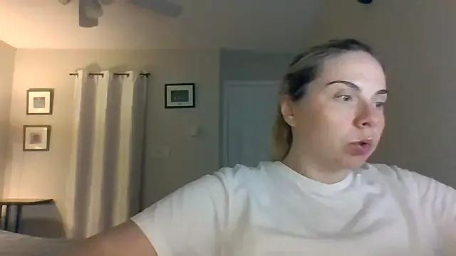 HappyIva from StripChat