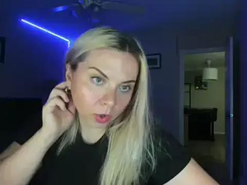 HappyIva from StripChat