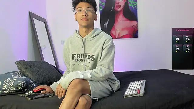 harrytwink18 from StripChat