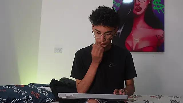 harrytwink18 from StripChat