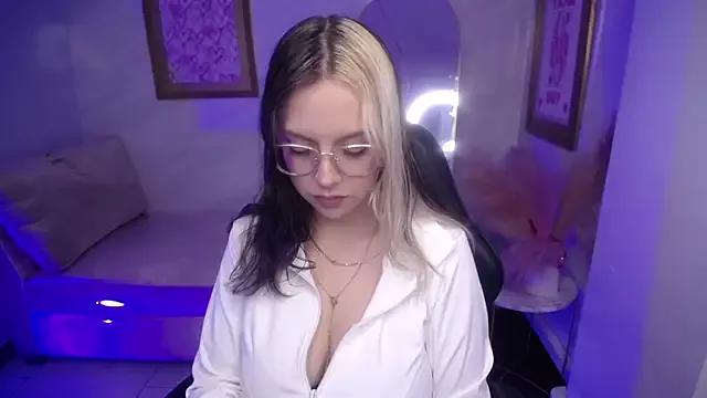 Hela_v webcams show profile image 