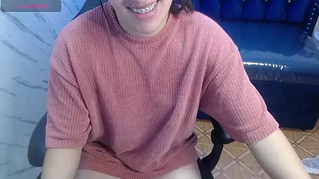 Helaluxe_v webcams show profile image 