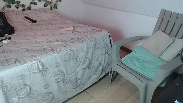 Helen_kitten from StripChat