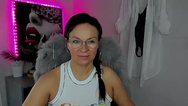 HelenLuxx from StripChat