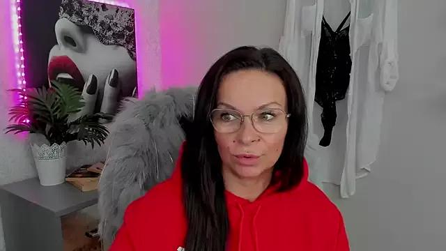 HelenLuxx from StripChat