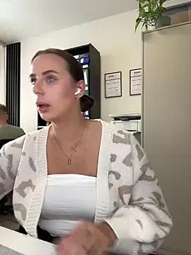 Hii_Lolla from StripChat