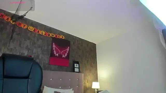 Hilarin__ webcams show profile image 