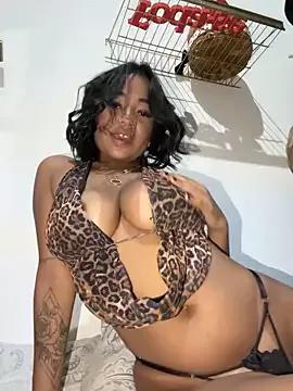 hillarymoreninha from StripChat