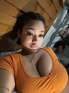 hillarymoreninha from StripChat