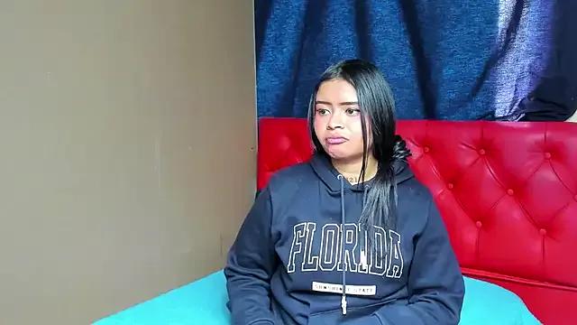 hillaryy19 from StripChat
