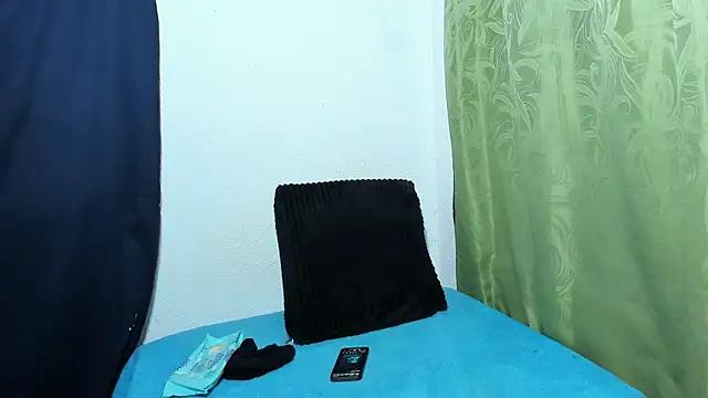 hillaryy19 from StripChat