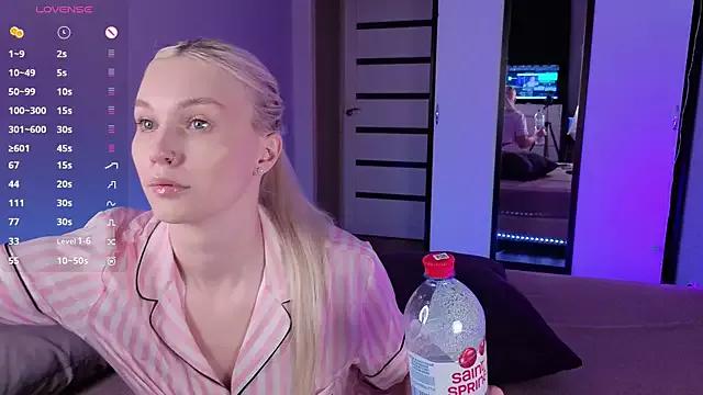 HitchcocianBlonde from StripChat is Freechat