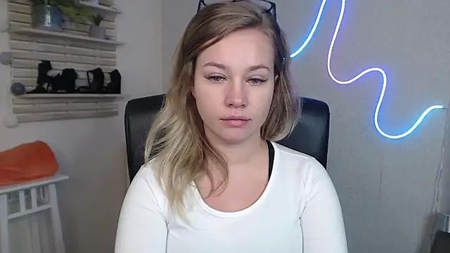 holly_xglam from StripChat